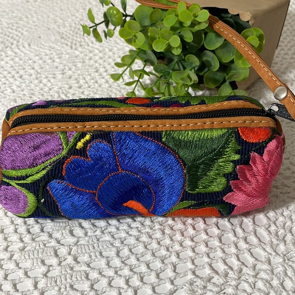 New! Beautiful embroidered makeup bag - Picture 5 of 6